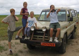 LandCruiser mit Kindern auf der vorderen Stosstange