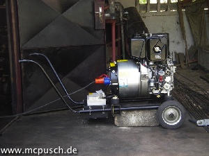 Ein kleiner Generator auf einem fahrbaren Rohrgestell.