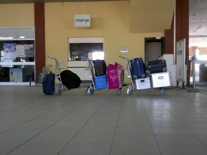 Gepäckwagen am Flughafen Salak (Maroua).