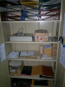 Büroschrank, leere Ordner, Material — bereit für die Übergabe